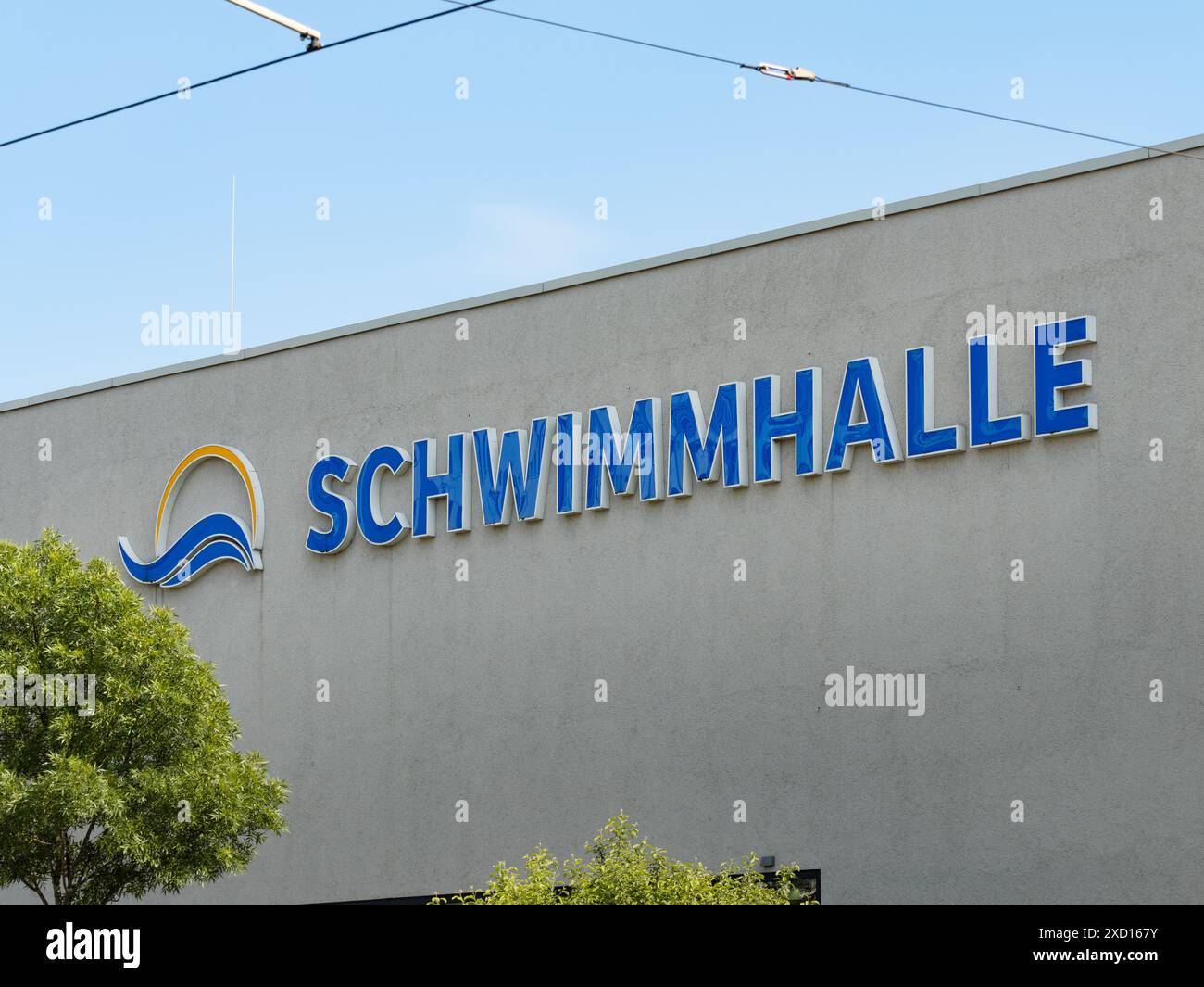Dresdner Schwimmhalle Logoschild auf der Gebäuderaußenseite in der Dresdner Stadt am Freiberger Platz. Moderne Lage für Sport. Stockfoto