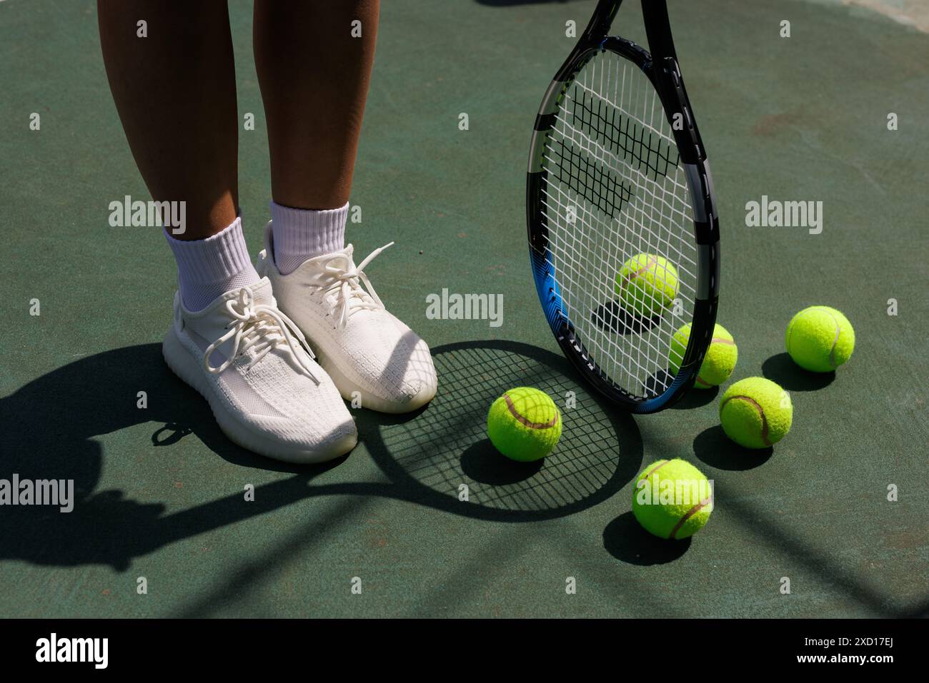 Junge Frau, die Tennis auf dem Tennisplatz spielt, olympia-Sport, Outdoor-Aktivitätenkonzept Stockfoto