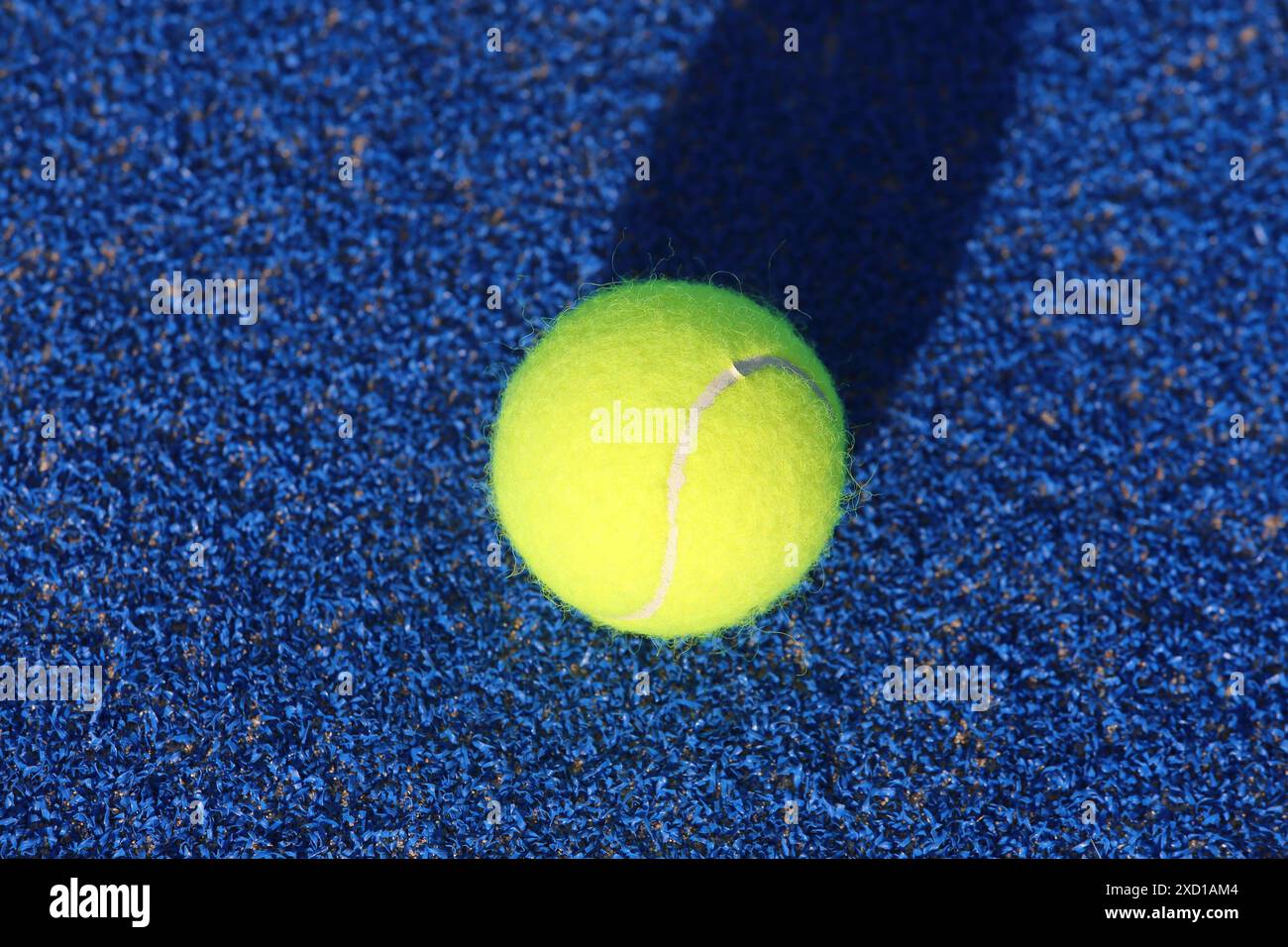 Der Tennisball auf dem Padel-Platz Stockfoto