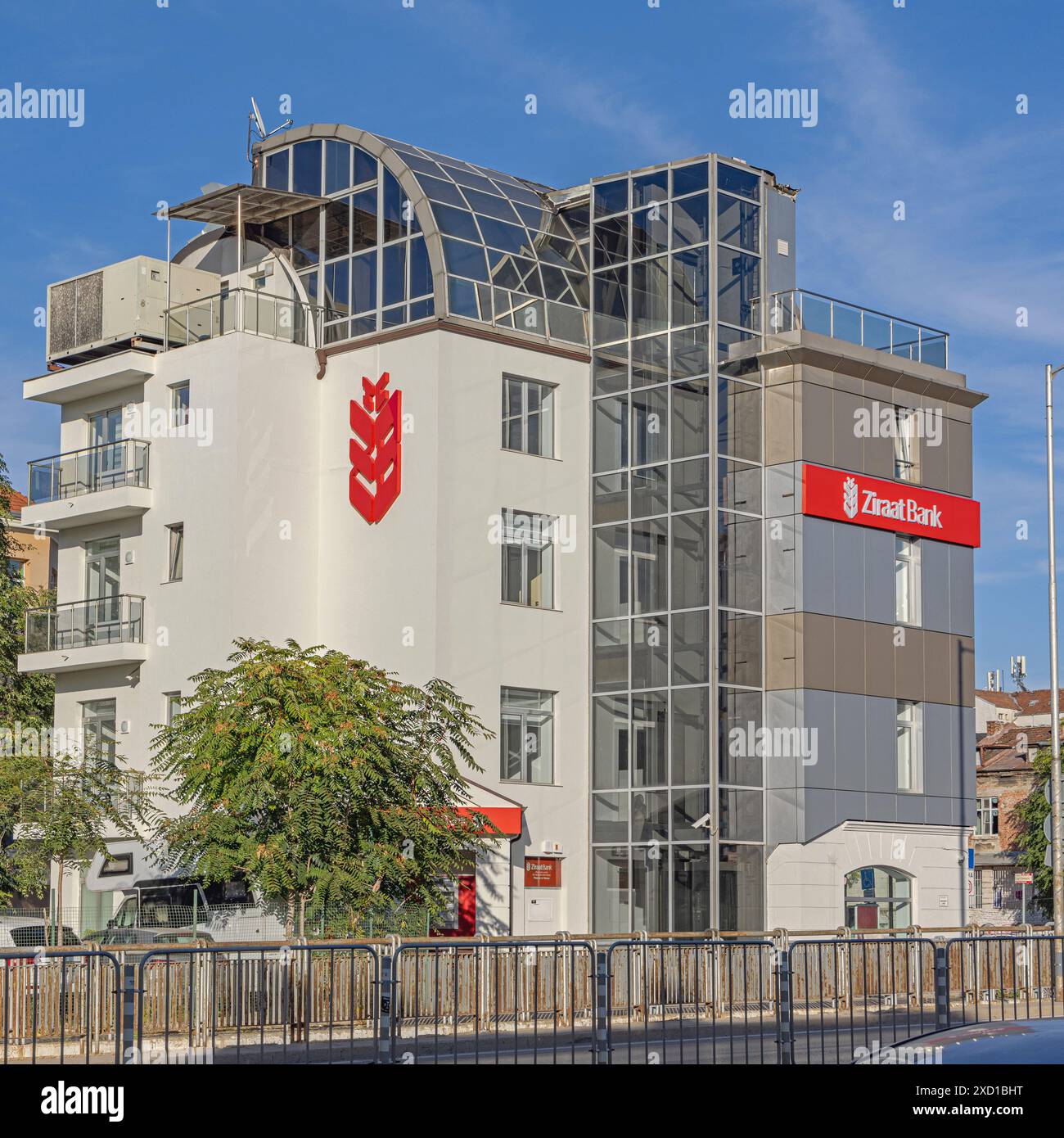 Sofia, Bulgarien - 16. Oktober 2023: Neues Bürogebäude kommerzielle türkische Staatsbank Ziraat Bank in der Zar Samuil Straße sonniger Herbsttag. Stockfoto