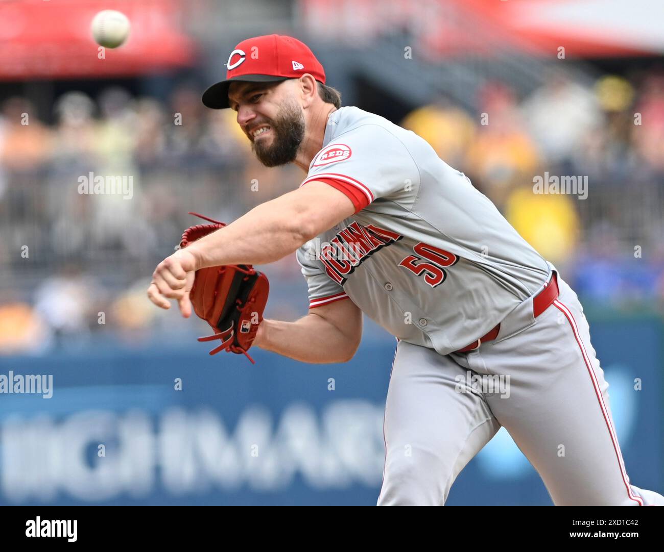 Pittsburgh, Usa. Juni 2024. Cincinnati Reds Pitcher Sam Moll (50) steht am Mittwoch, den 19. Juni 2024 in Pittsburgh mit einem Batter gegen das achte Inning des Pittsburgh Pirates 1-0 Gewinns im PNC Park. Foto: Archie Carpenter/UPI Credit: UPI/Alamy Live News Stockfoto