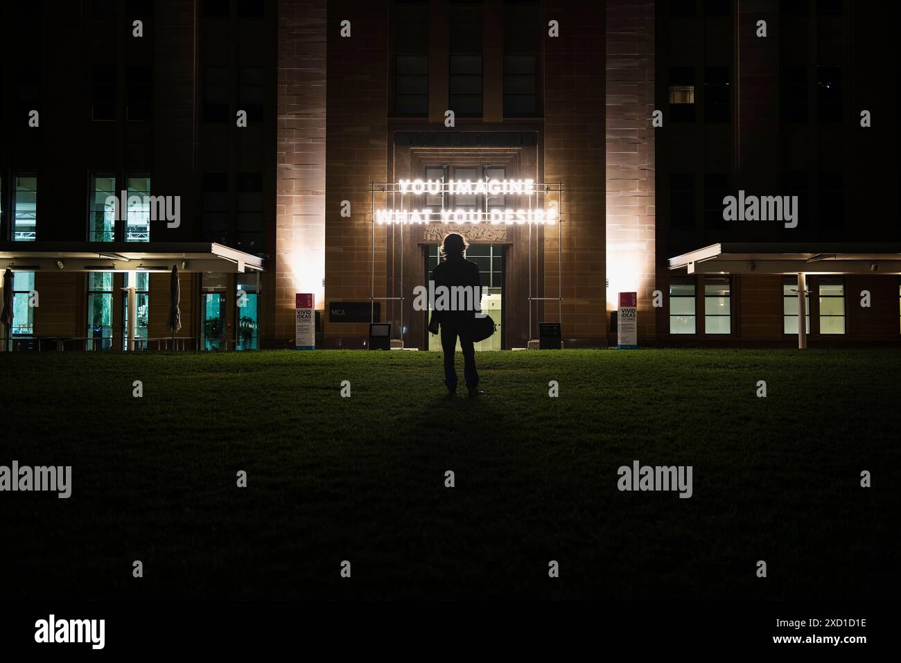 Eine lange Exposition einer Person vor einem bedeutsamen Zeichen. Stockfoto