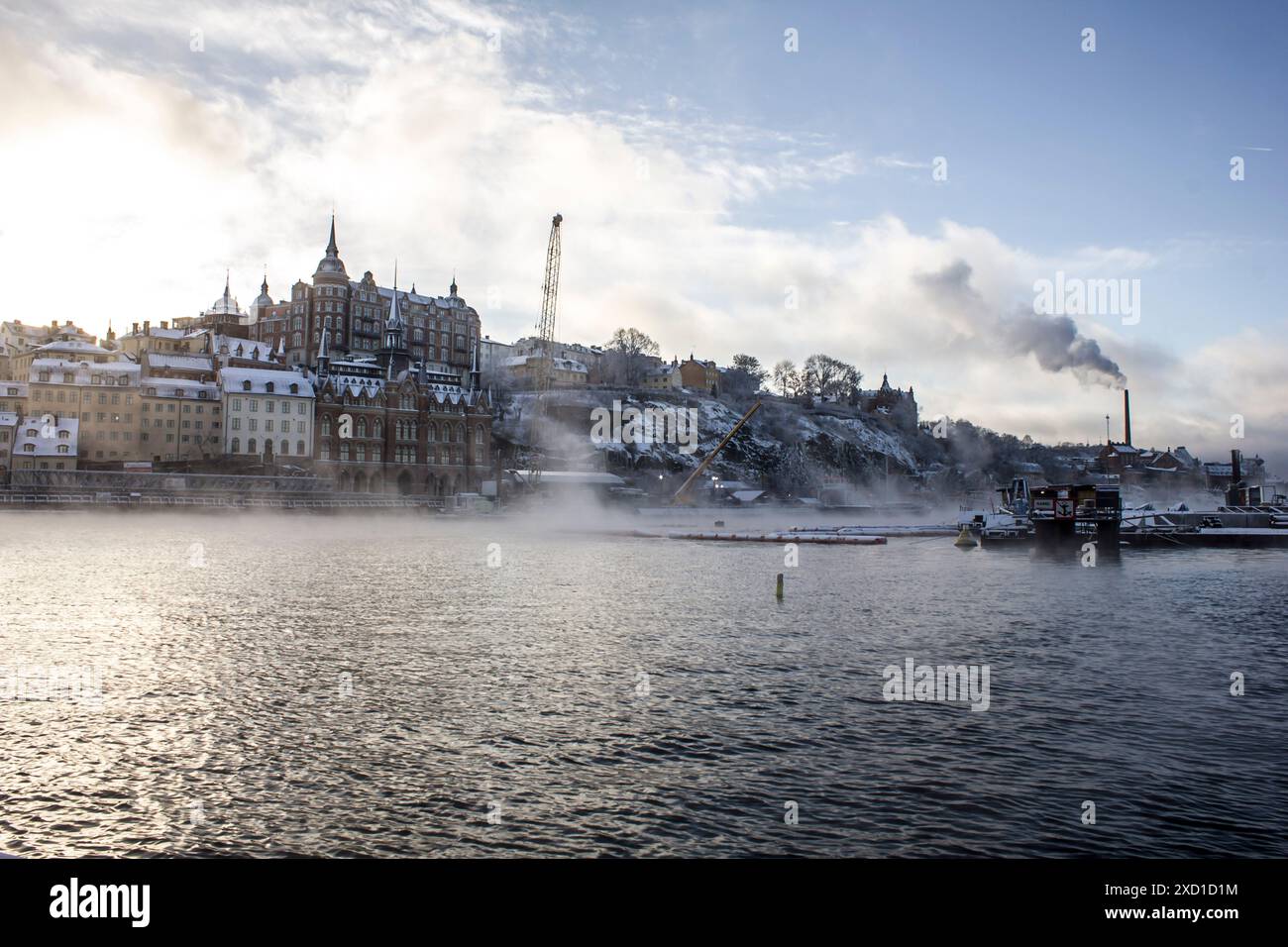 Ein Landschaftsbild eines kalten Winternachmittags in stockholm, der Nebel steigt aus dem Wasser. Stockfoto