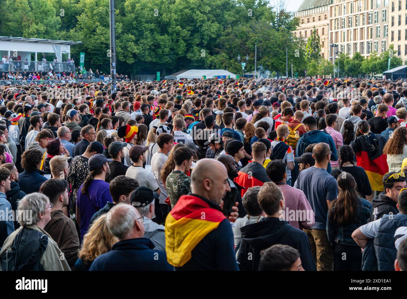 Berlin Deutschland 19. Juni 2024: Man sieht das Fußballspiel zwischen Deutschland und Ungarn in der Vorrunde der Euro2024 in der Fanzone. Stockfoto