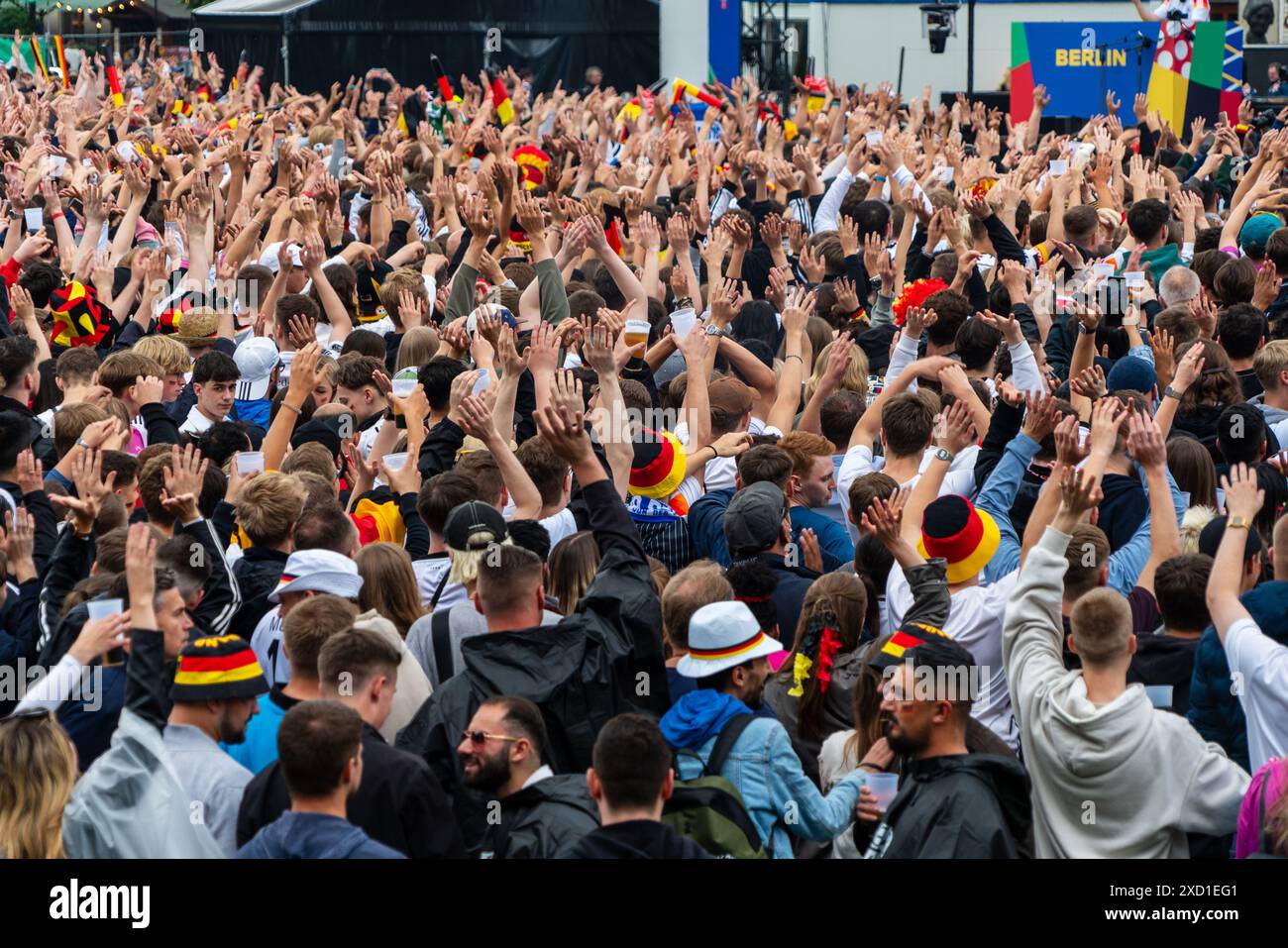 Berlin Deutschland 19. Juni 2024: Man sieht das Fußballspiel zwischen Deutschland und Ungarn in der Vorrunde der Euro2024 in der Fanzone. Stockfoto