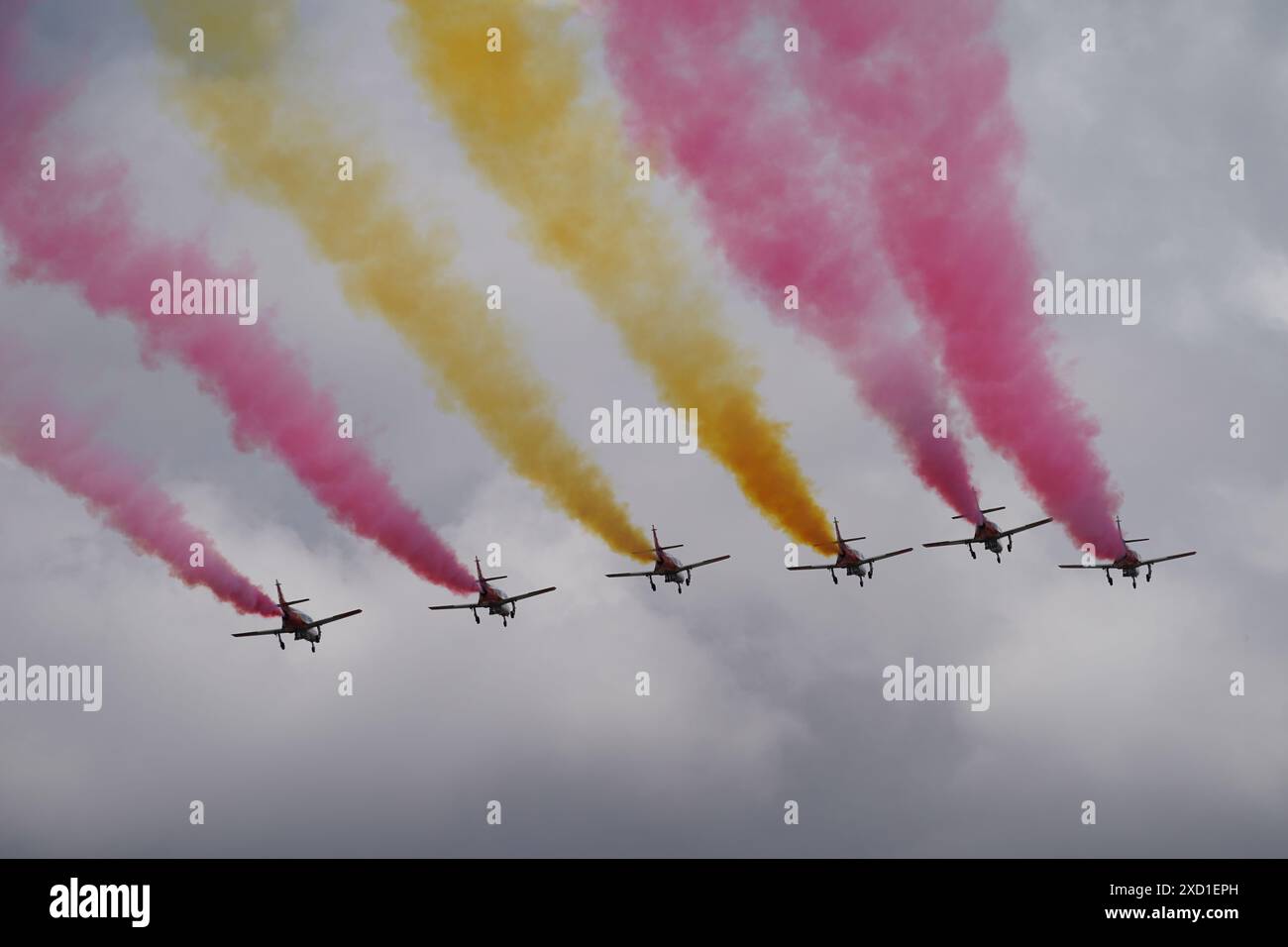 Das Kunstflugteam der spanischen Luftwaffe „Patrulla Aguila“ (EaglePatrol) fliegt über den Königspalast, während König Felipe VI. 10 Jahre als Führer Spaniens feiert Stockfoto