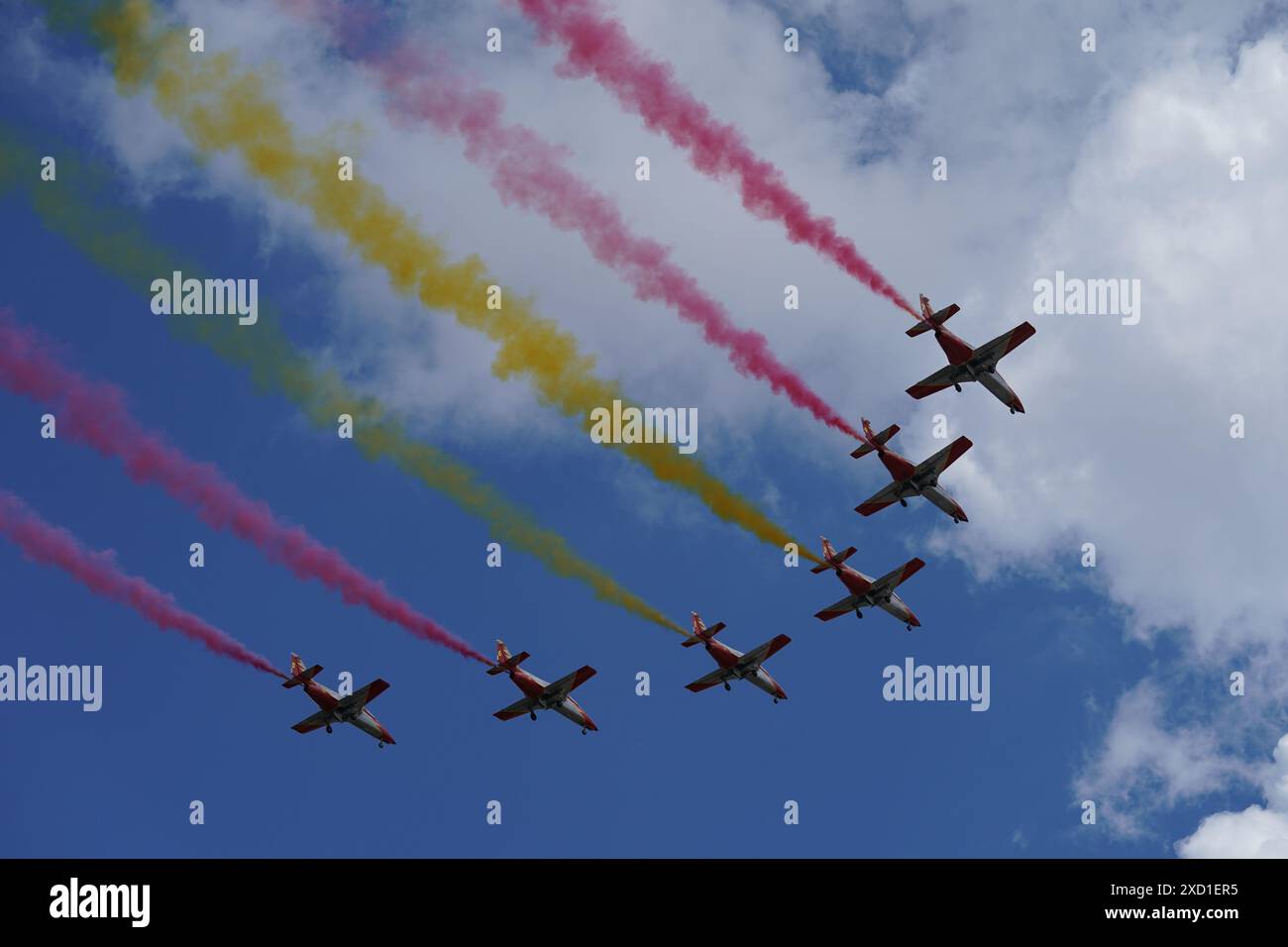 Das Kunstflugteam der spanischen Luftwaffe „Patrulla Aguila“ (EaglePatrol) fliegt über den Königspalast, während König Felipe VI. 10 Jahre als Führer Spaniens feiert Stockfoto