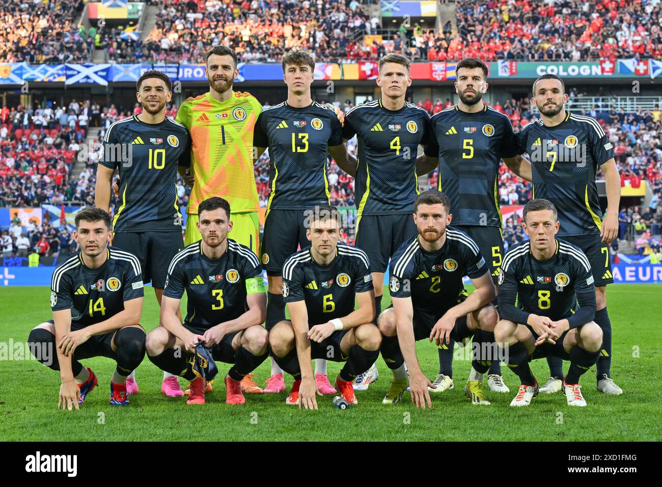 Spieler aus Schottland mit Ché Adams (10) aus Schottland, Torhüter Angus Gunn (1) aus Schottland, Jack Hendry (13) aus Schottland, Scott McTominay (4) aus Schottland, Grant Hanley (5) aus Schottland, John McGinn (7) aus Schottland, Billy Gilmour (14) aus Schottland, Andrew Robertson (3) aus Schottland, Kieran Tierney (6) aus Schottland, Anthony Ralston (2) aus Schottland und Callum McGregor (8) aus Schottland posieren für ein Mannschaftsfoto während eines Fußballspiels zwischen den Nationalmannschaften Schottlands und der Schweiz am zweiten Spieltag in Gruppe A in der Gruppenphase des UEFA Euro 2024-Turniers, am Mittwoch, 19. Juni 2024 in Köln Stockfoto