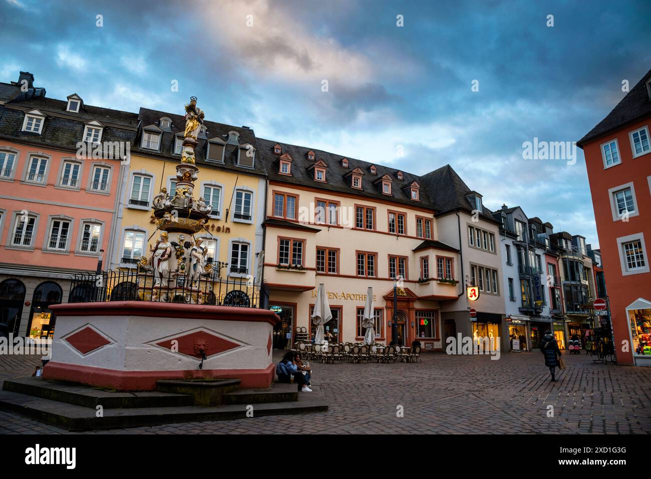 Barocker Petrusbrunnen oder Petersbrunnen am Hauptmarkt in Trier. Stockfoto