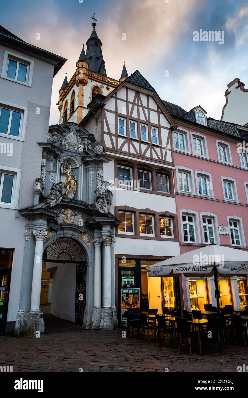 Barockes Portal, errichtet 1732 in der gotischen St. Gangolf Kirche in Trier. Stockfoto