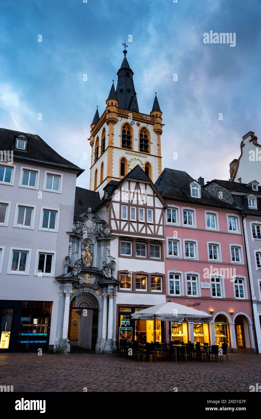 Barockes Portal, errichtet 1732 in der gotischen St. Gangolf Kirche in Trier. Stockfoto