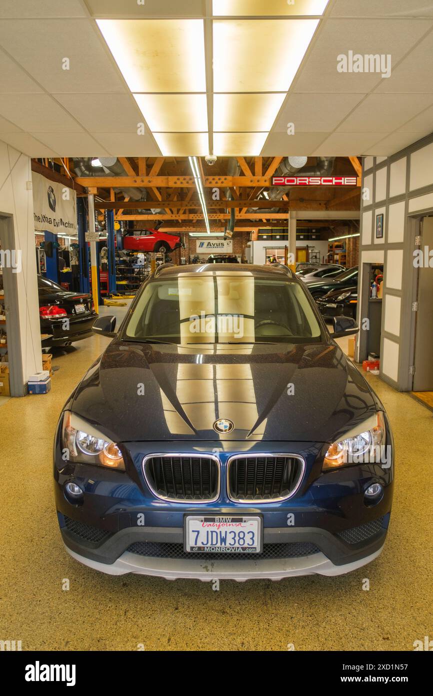 BMW in einer Werkstatt. Glendale, Kalifornien, Vereinigte Staaten von Amerika Stockfoto