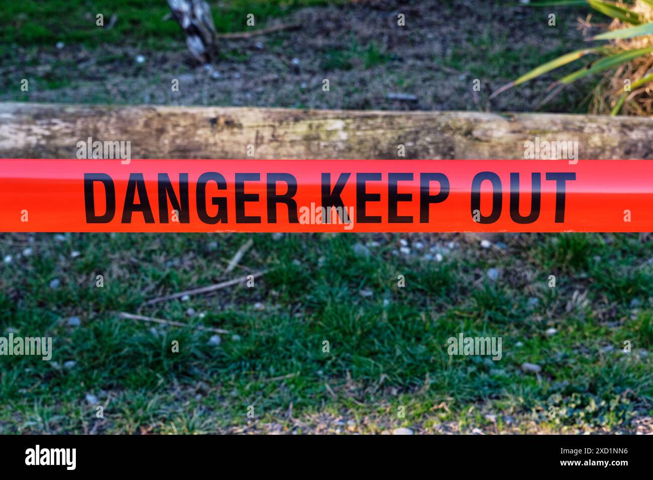 Es wurde ein heller Bürokratie aufgehängt, der den Leuten sagt, dass es Gefahr gibt und dass sie sich draußen halten sollen. Stockfoto