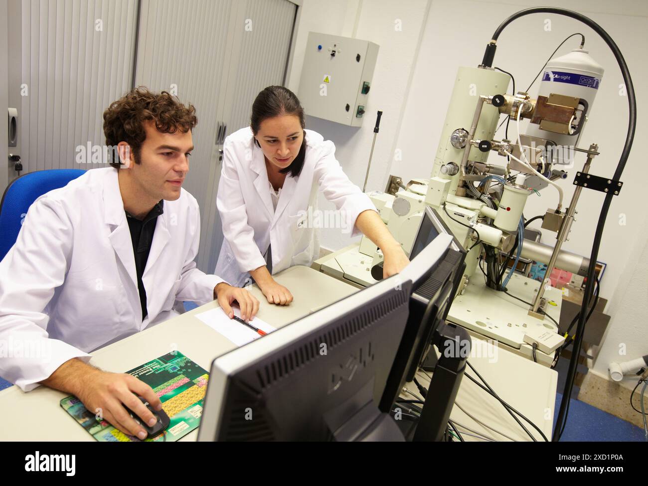 Elektronenmikroskop JSM 7000F Thermal-FEG-REM Mikrostrukturanalyse elektronenmikroskopische Darstellung und Verteilung von Zementit in Medium c Stockfoto