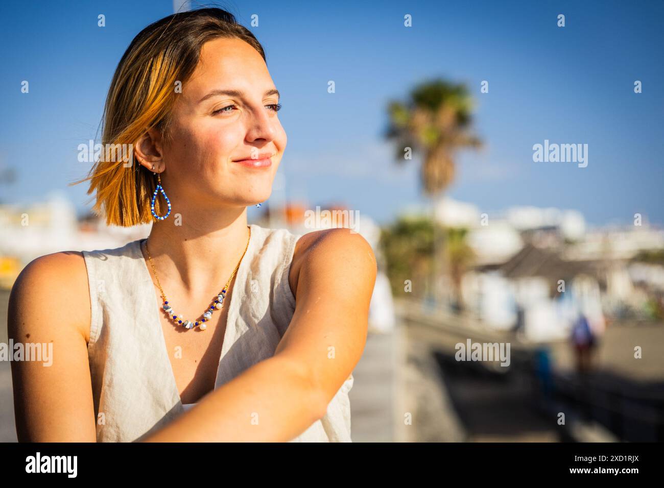 Eine junge Frau lächelt und schaut zur Seite, Foto mit Kopierraum. Stockfoto