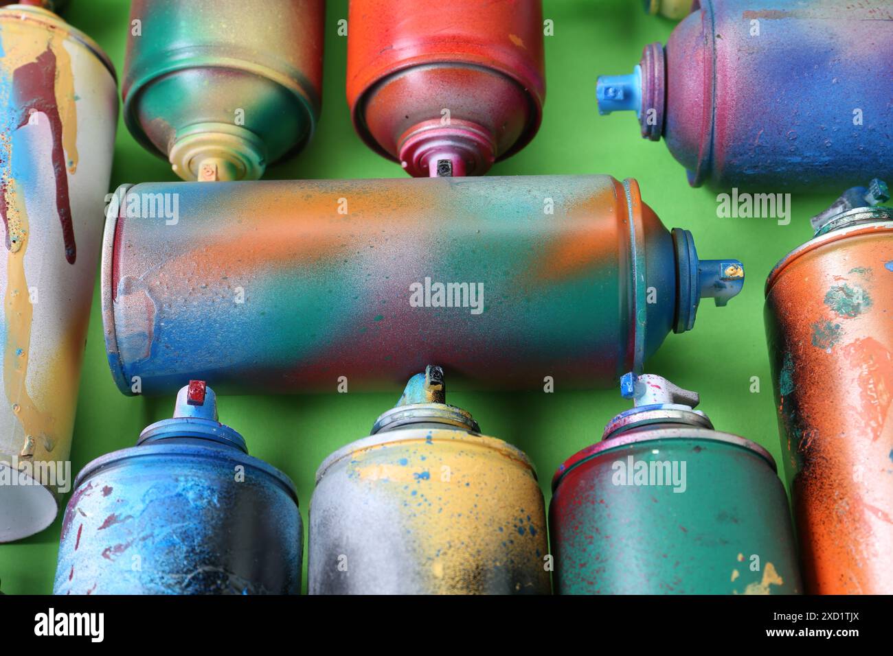 Viele Sprühdosen auf grünem Hintergrund Stockfoto