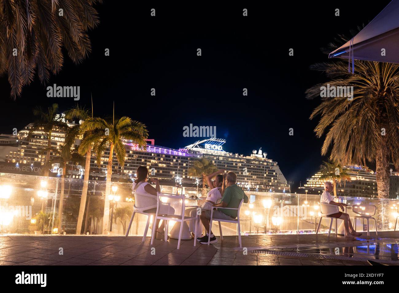 Oranjestad, Aruba - 21. Mai 2024: Abendblick von Oranjestad Aruba mit Besuchern, Palmen und Kreuzfahrtschiff im Hafen. Stockfoto