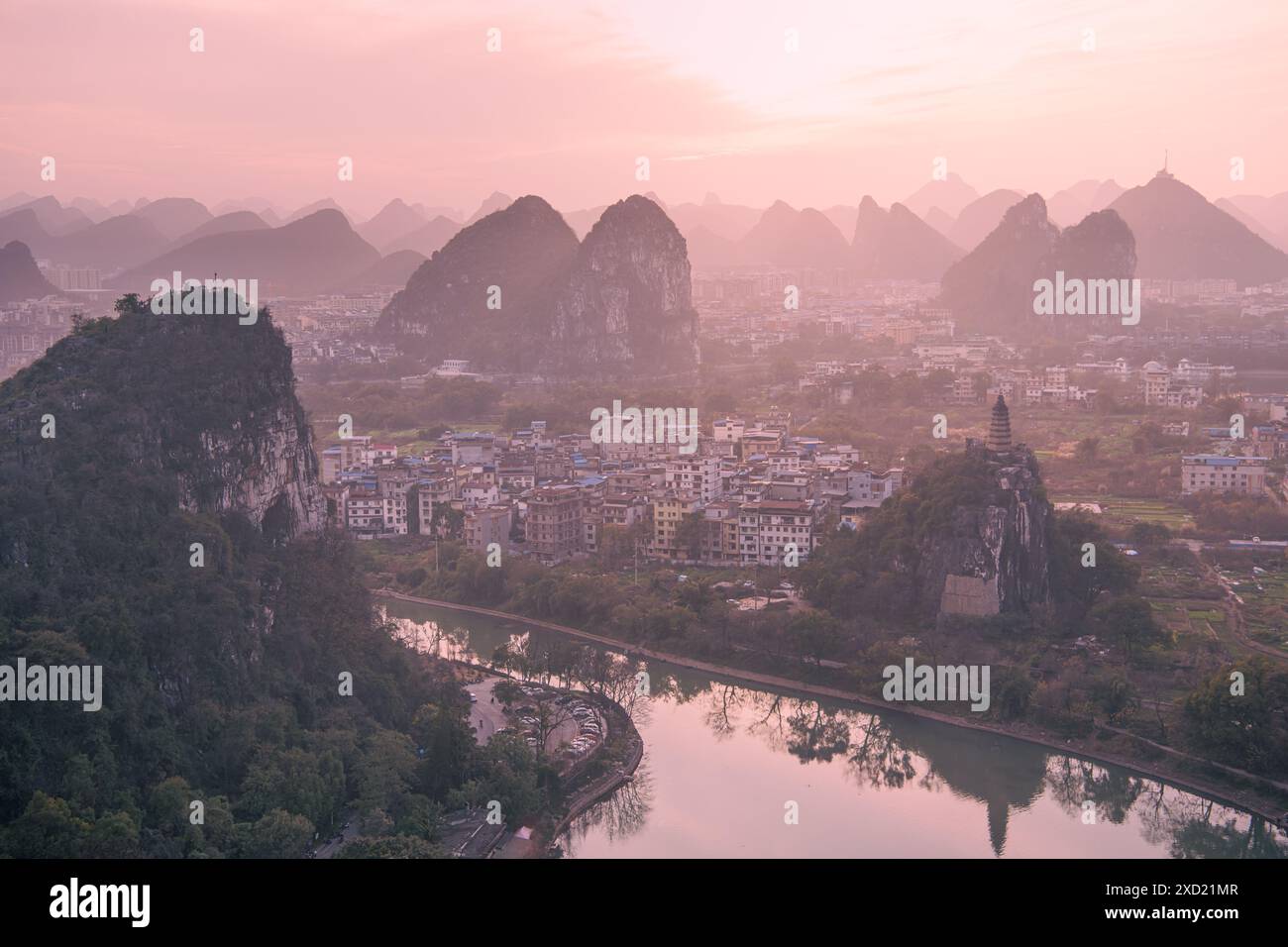 Fernweh. Panoramablick Auf Die Guilin Mountains. Beliebtestes und schönstes Reiseziel in China. Chinesisches UNESCO-Weltnaturerbe in Fog Stockfoto