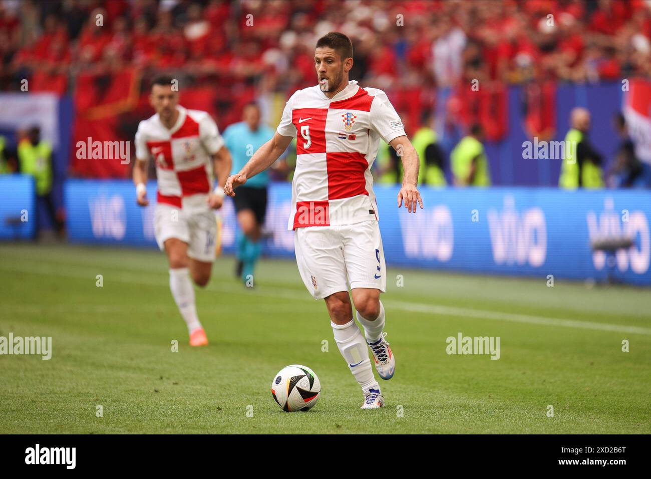 Hamburg, Deutschland. Juni 2024. Andrej Kramari? Kroatien wurde während des Gruppenspiels der UEFA Euro 2024 zwischen Kroatien und Albanien im Volksparkstadion in Aktion genommen. Endpunktzahl; Kroatien 2:2 Albanien. Quelle: SOPA Images Limited/Alamy Live News Stockfoto