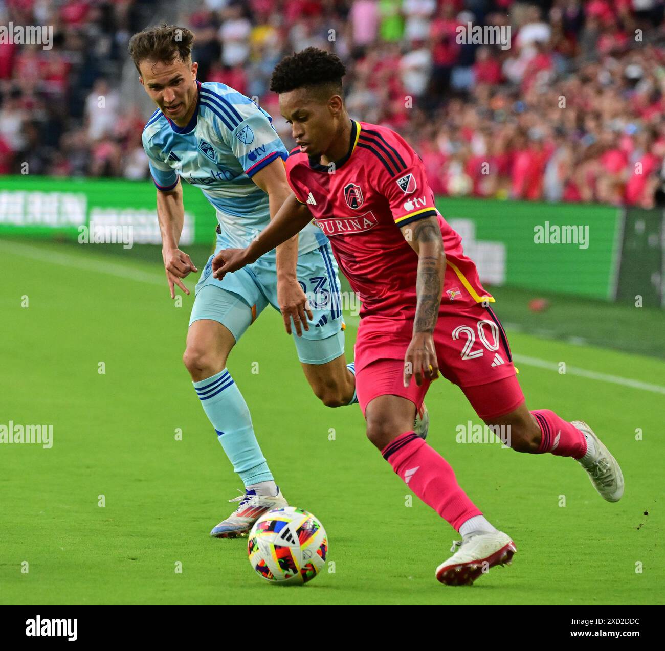 St. Louis, USA. Juni 2024. Akil Watts (20) bringt den Ball auf das Tor der Colorado Rapids unter Druck von Colorado Rapids Mittelfeldspieler Cole Bassett (23). STL City veranstaltete die Colorado Rapids am Mittwoch, den 19. Juni 2024, im STL Citypark Stadium in St. Louis, MO. Foto: Tim Vizer/SIPA USA Credit: SIPA USA/Alamy Live News Stockfoto