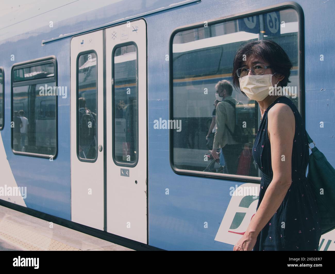 Venedig, Italien - 20. Juni 2020 Asiatische Frau mit Schutzmaske wartet am Bahnhof auf den Zug Stockfoto