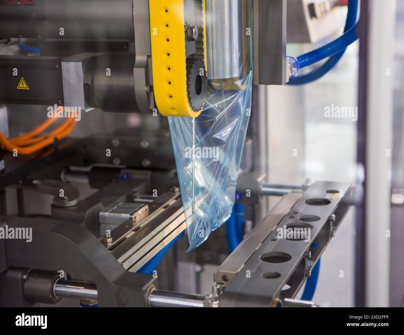 Automatische Lebensmittelverpackungsmaschine. Lebensmittelzutaten, die in Plastikbeutel gefüllt werden. Stockfoto