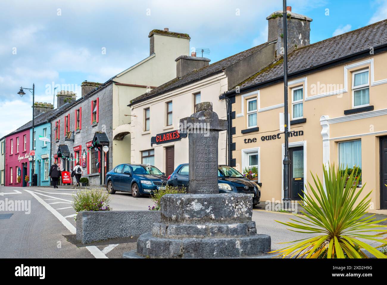 Mittelalterliches Steinkreuz in der Hauptstraße in Cong. Co. Mayo, Irland Stockfoto