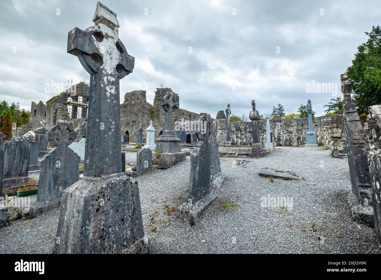 Keltische Steinkreuze auf dem Friedhof in der Nähe der Ruinen der mittelalterlichen Abtei. Cong, County Mayo, Irland Stockfoto