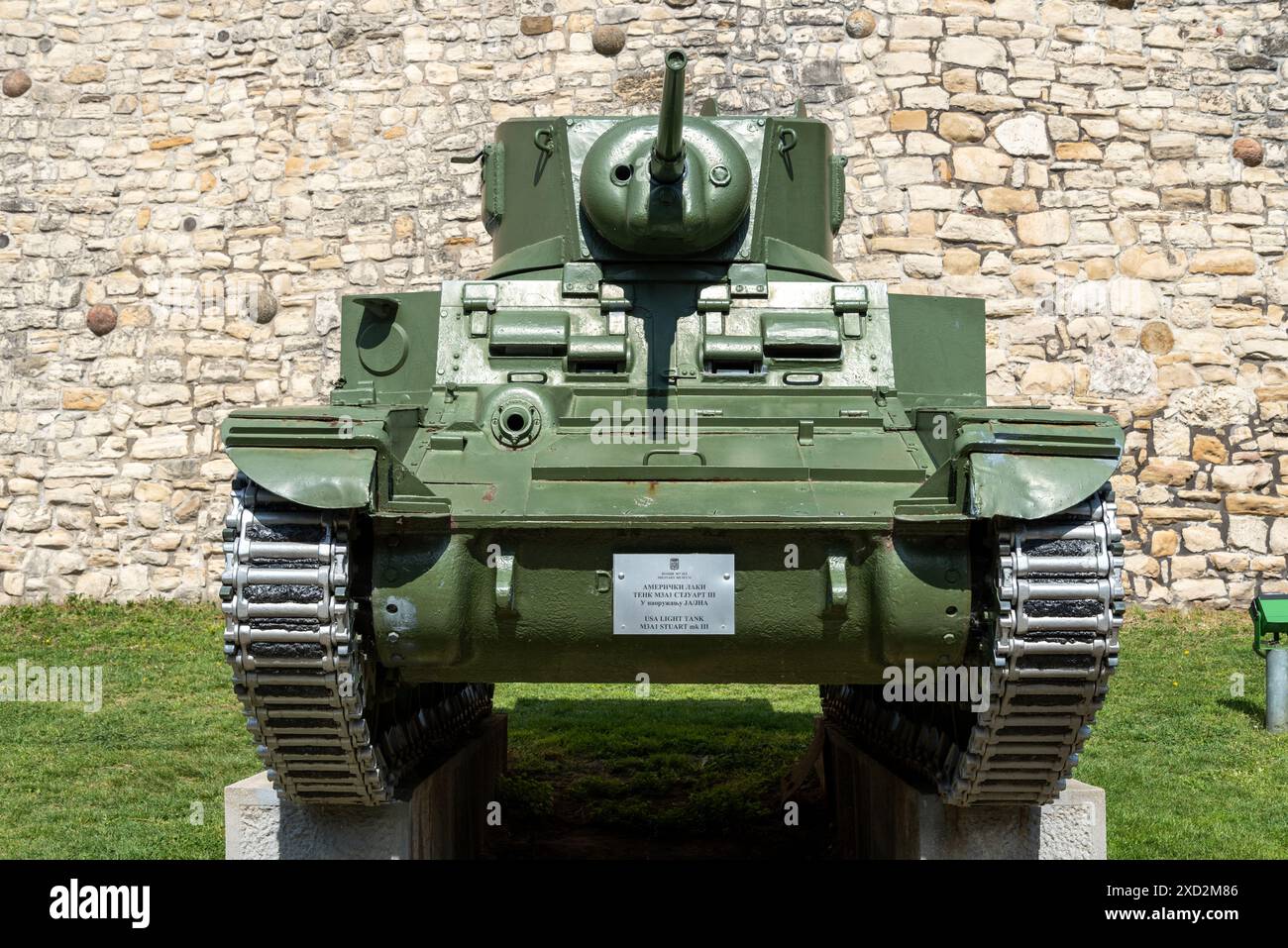 Der amerikanische Leichtpanzer Stuart M3A1 MK3 wird im Militärmuseum der Festung Belgrad ausgestellt. April 2024. Stockfoto