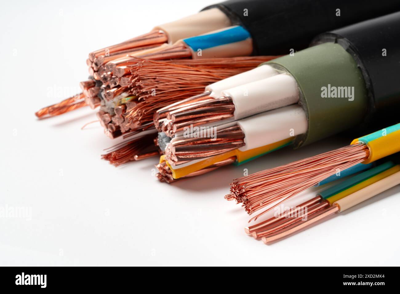 Verschiedene elektrische Drähte mit freiliegenden Kupferlitzen auf weißem Hintergrund Stockfoto