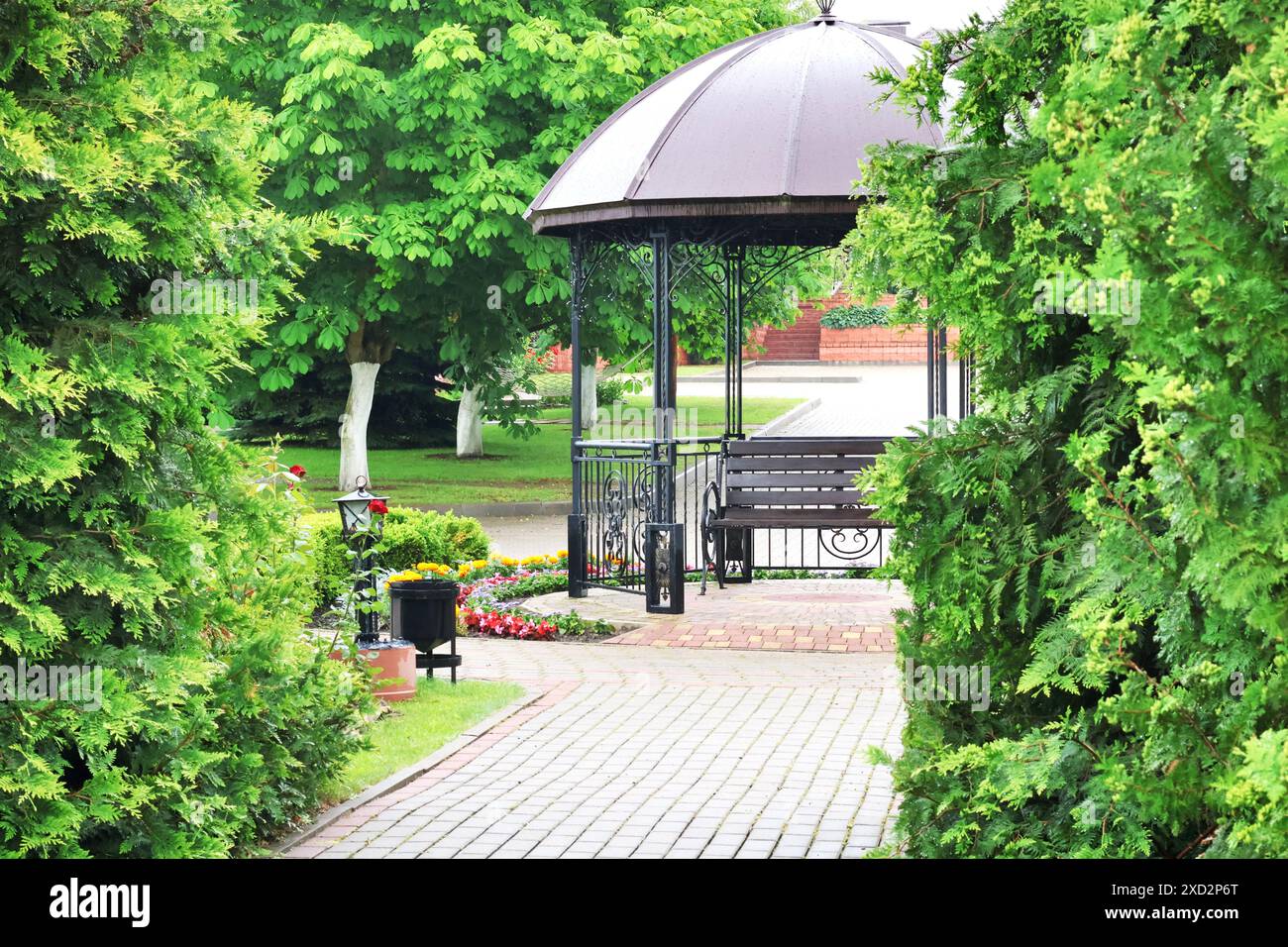 Metalllaube im Park im Sommer. Landschaftsgestaltung und Natur. Gartenpflege. Stockfoto