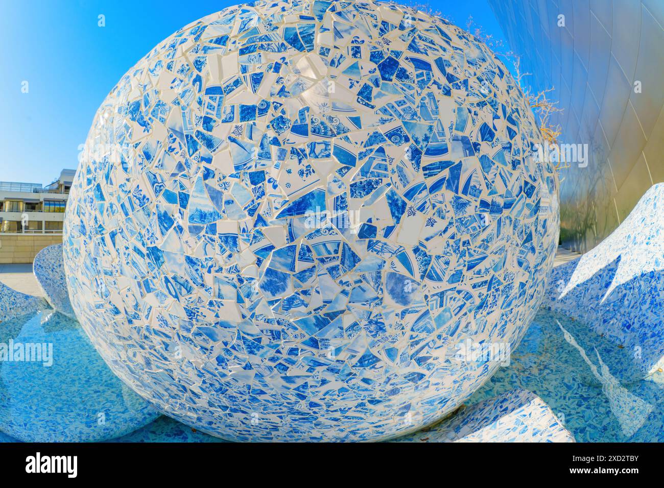 Los Angeles, Kalifornien - 10. April 2024: Nahaufnahme des Lillian Disney Memorial Fountain im Blue Ribbon Garden. Stockfoto