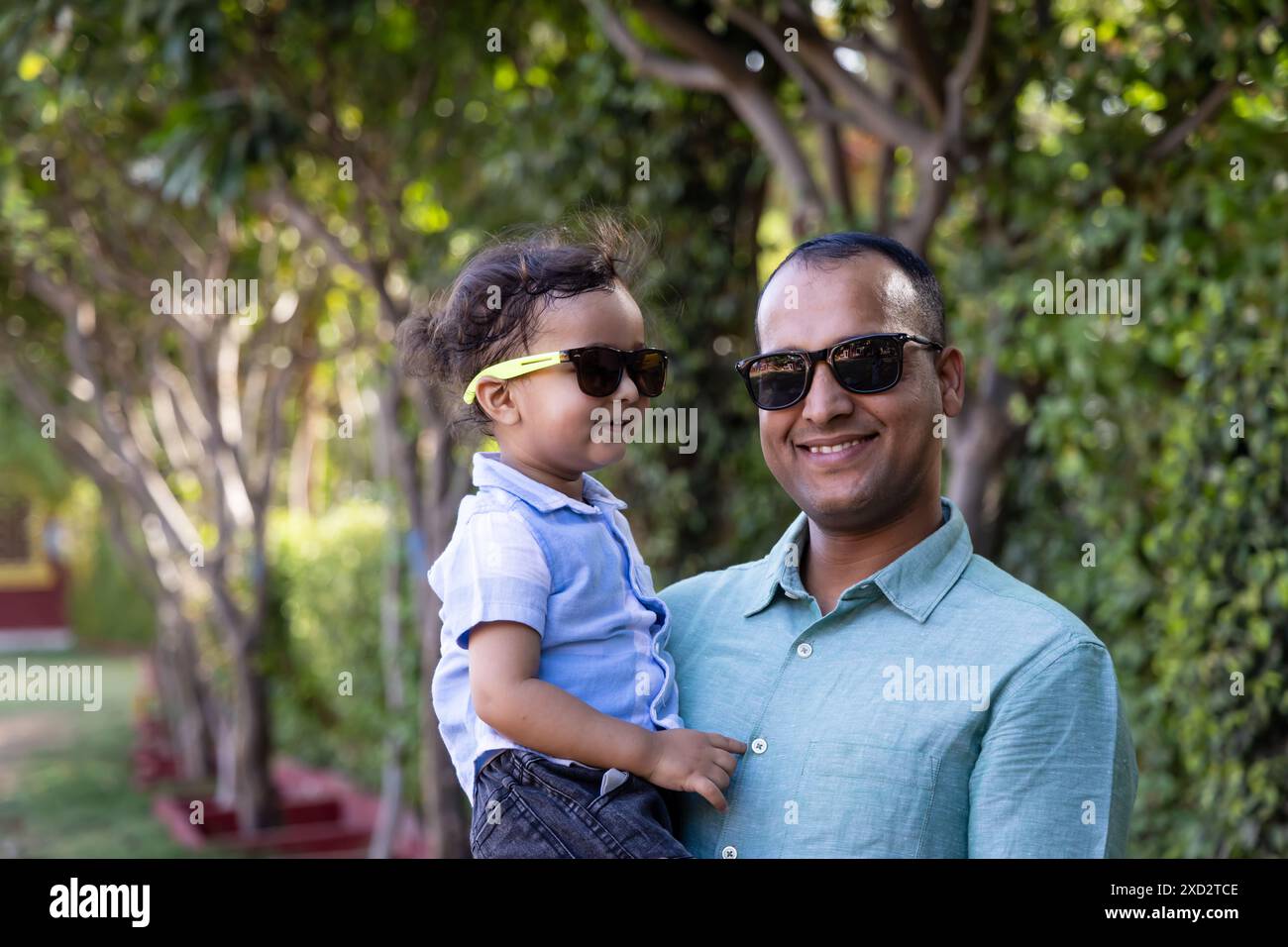 indischer Vater und Kleinkind Sohn gemütliche Momente und Gesichtsausdruck am Abend im Outdoor Park Stockfoto