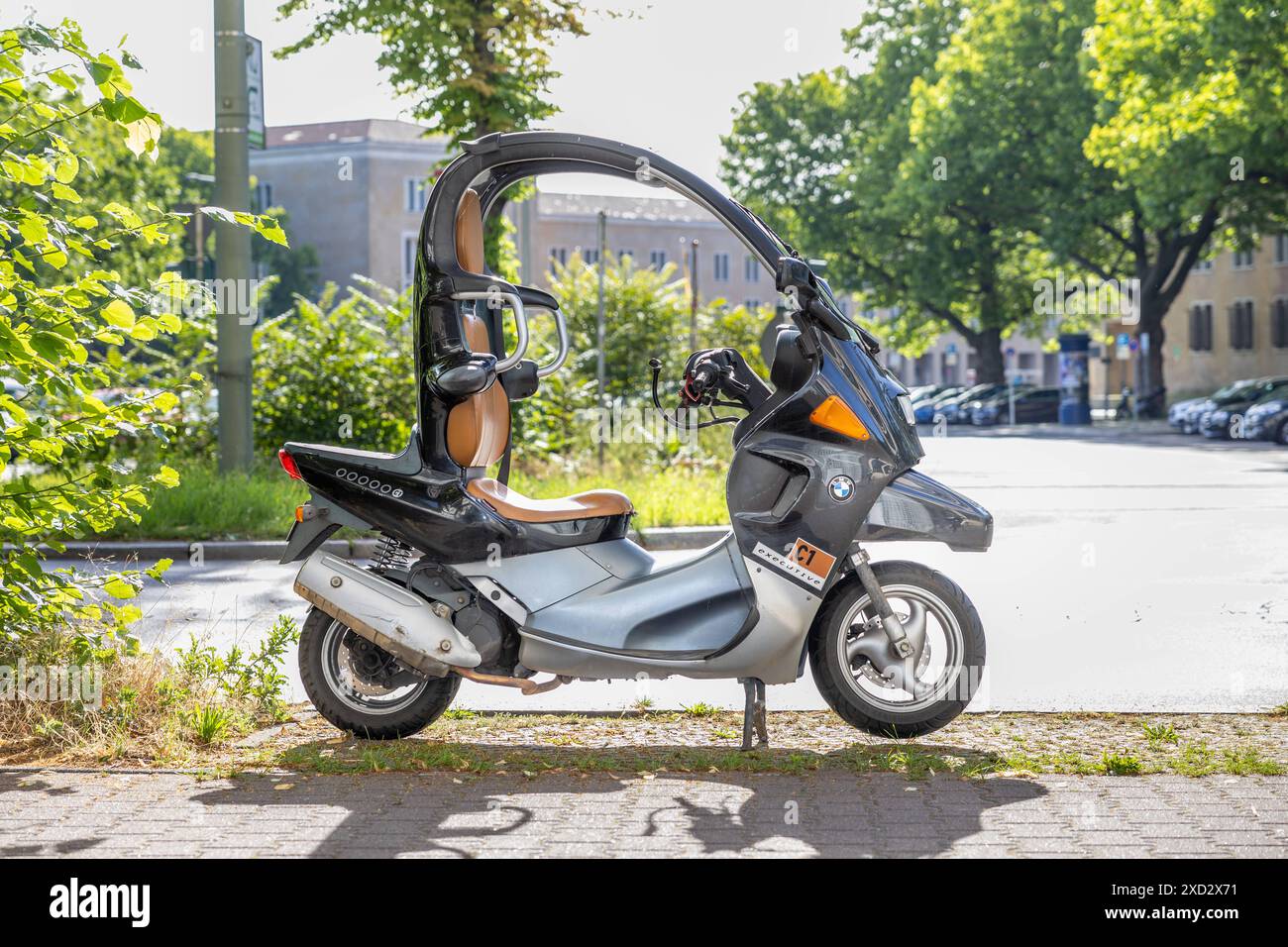 Der BMW C1 ist ein überdachter Motorroller der Bayerischen Motoren Werke. 20.06.2024, Berlin, GER - Abgestellter Motorroller., Berlin Berlin Deutschland, DEU BMW C1 Motorroller *** der BMW C1 ist ein überdachter Roller der Bayerischen Motoren Werke 20 06 2024, Berlin, GER Parkscooter, Berlin Berlin Deutschland, DEU BMW C1 Roller Stockfoto