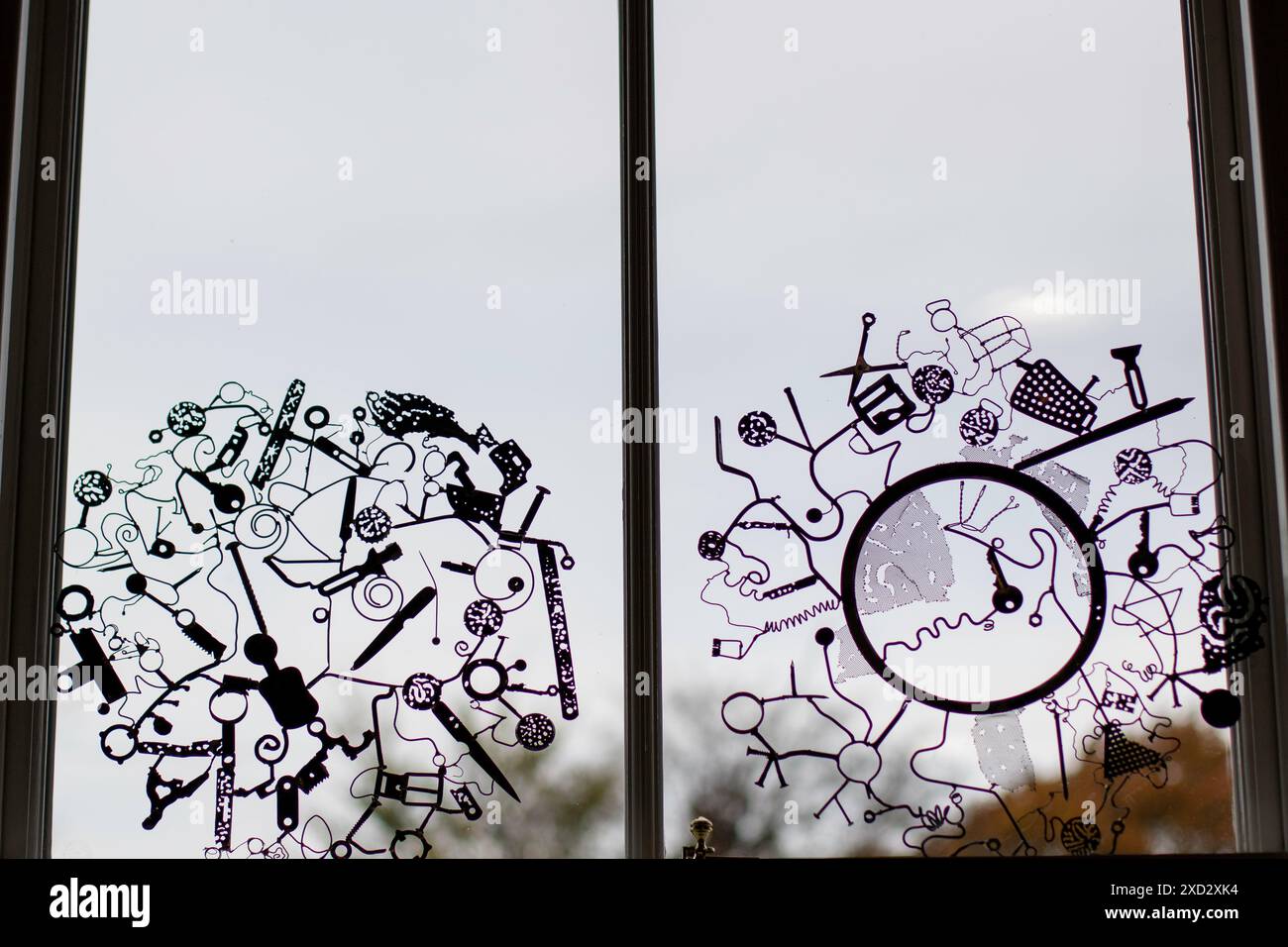 Gefunden wurden Metallgegenstände, die von Zoe Rubens zu einer auffälligen Skulptur gemacht und vor einem Fenster in der Station Wickham Market Suffolk ausgestellt wurden Stockfoto