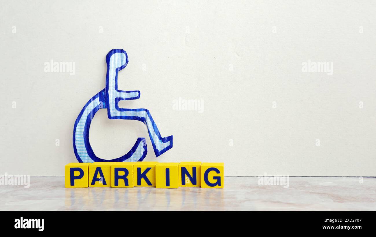 Behindertenparkplätze, barrierefreie Schilder für Personen mit eingeschränkter Mobilität. Stockfoto