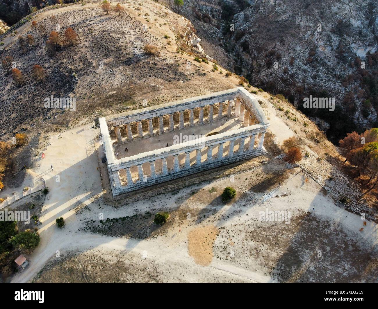 Luftaufnahme des Tempels von Segesta im sizilianischen Hinterland Stockfoto