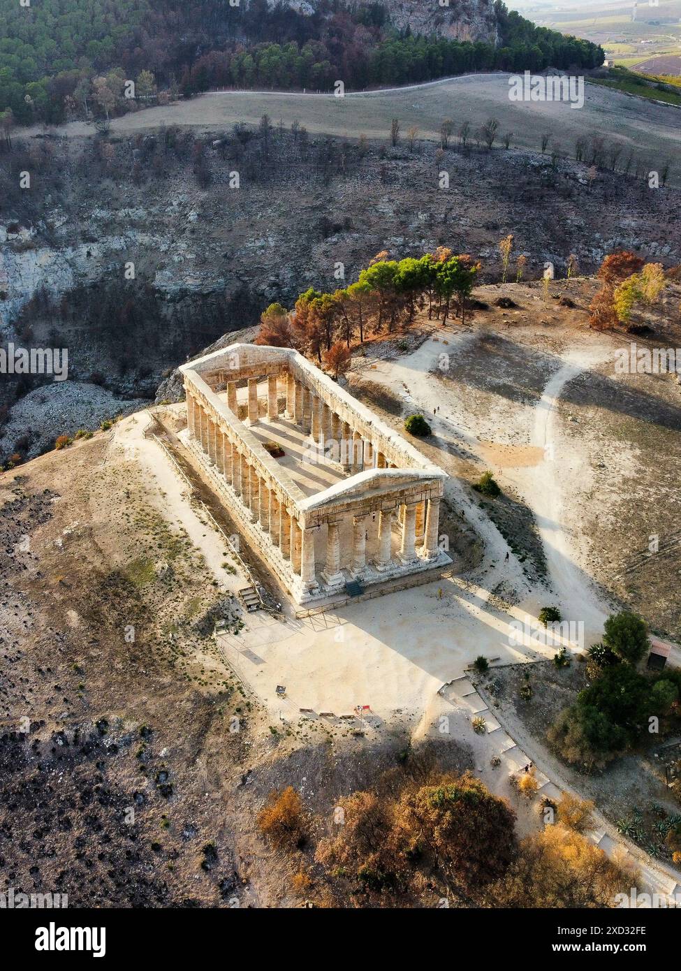 Luftaufnahme des Tempels von Segesta im sizilianischen Hinterland Stockfoto