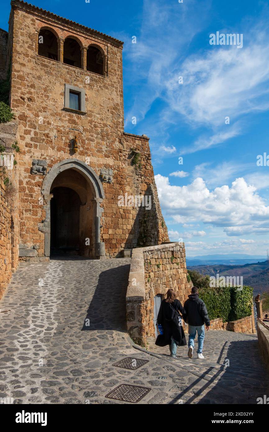 Die Eingangstür zum mittelalterlichen Dorf Civita di Bagnoregio Stockfoto