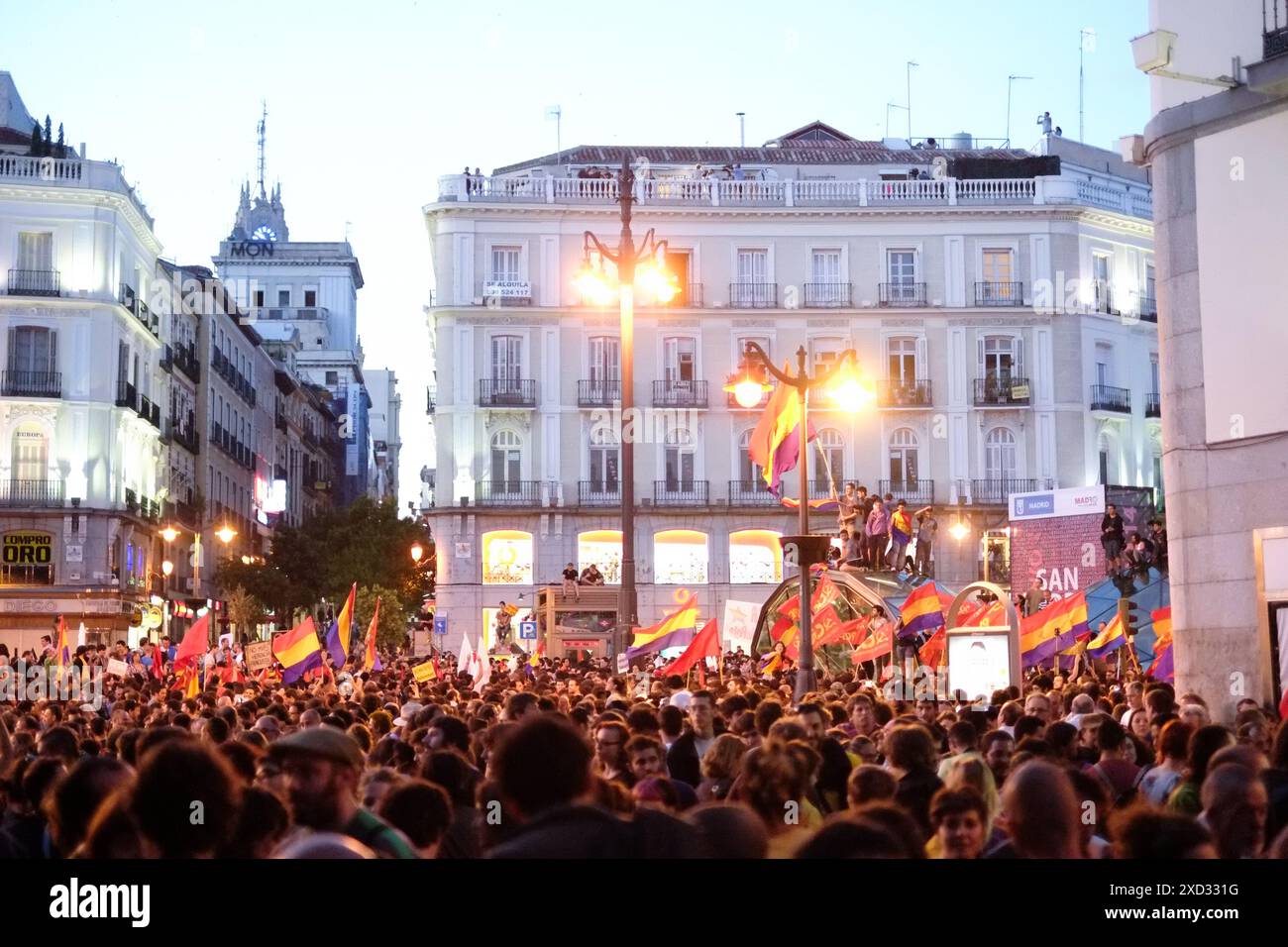 Die Demonstranten der Monarchie kamen in großer Zahl nach der Ankündigung der Abdankung von König Juan Carlos I. in die Puerta del Sol in Madrid Stockfoto