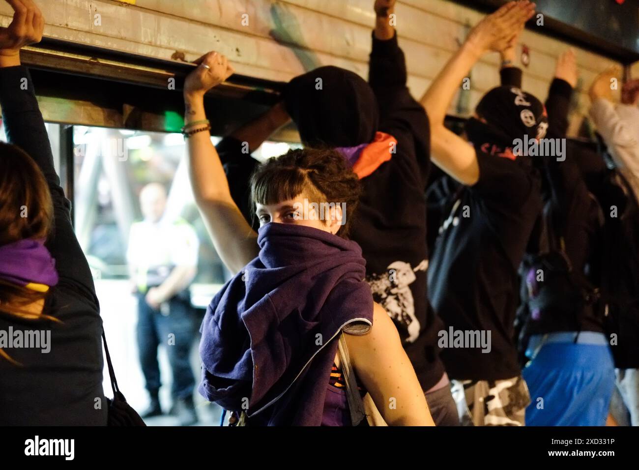 Anti-Monarchie-Demonstranten in Puerta del Sol Madrid halten das Tor zur U-Bahn-Haltestelle Sol hoch, damit weitere Demonstranten hereinkommen können. Kurz bevor Hunderte von Demonstranten aufgetaucht waren, als Reaktion auf die Ankündigung der Abdankung von König Juan Carlos. Stockfoto
