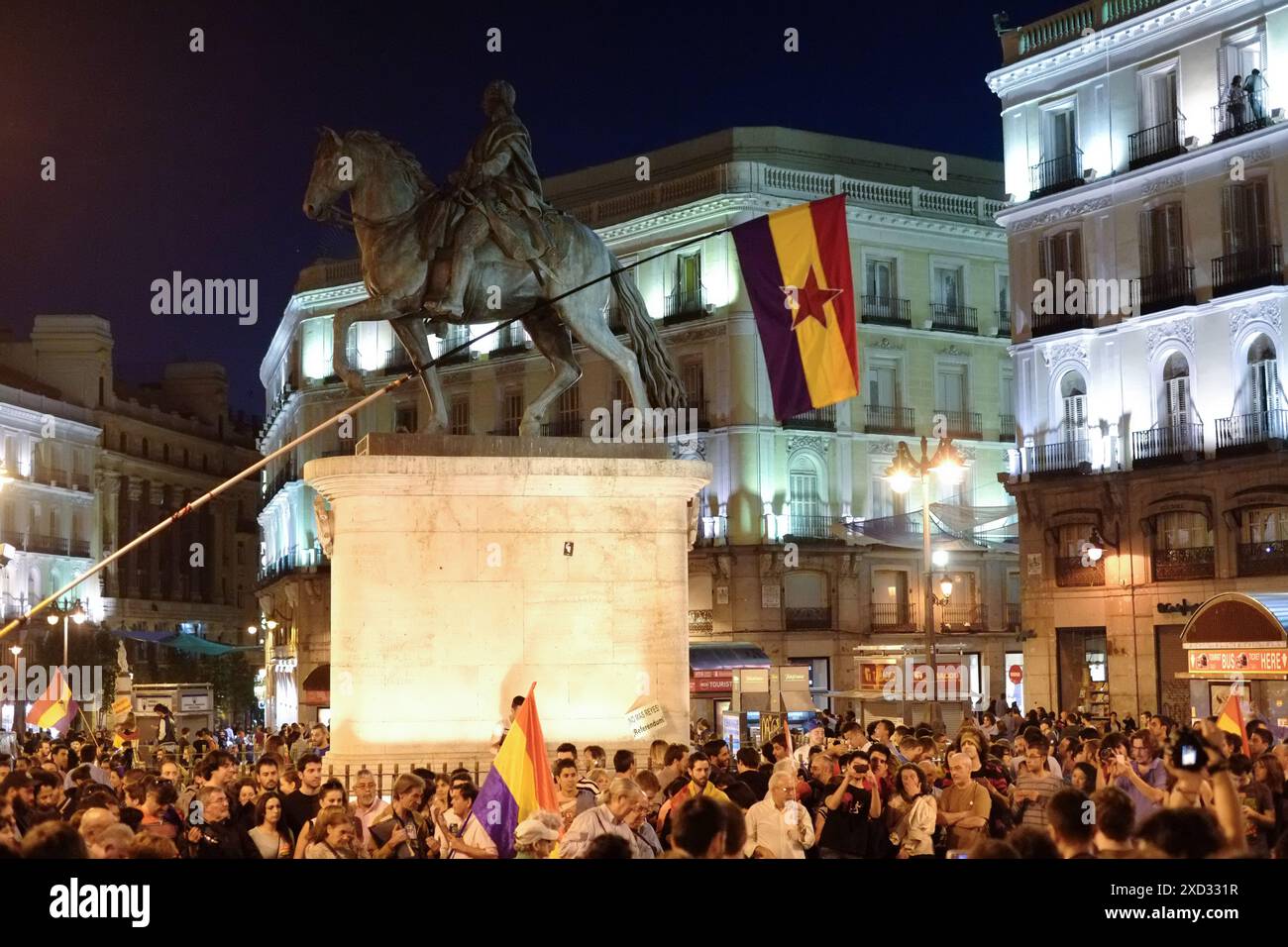 Die Demonstranten der Monarchie kamen in großer Zahl nach der Ankündigung der Abdankung von König Juan Carlos I. in die Puerta del Sol in Madrid Stockfoto