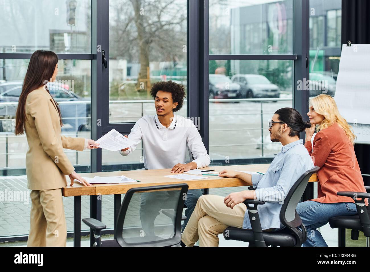 Eine Gruppe von Arbeitsuchenden führt ein produktives Meeting rund um einen Konferenztisch. Stockfoto