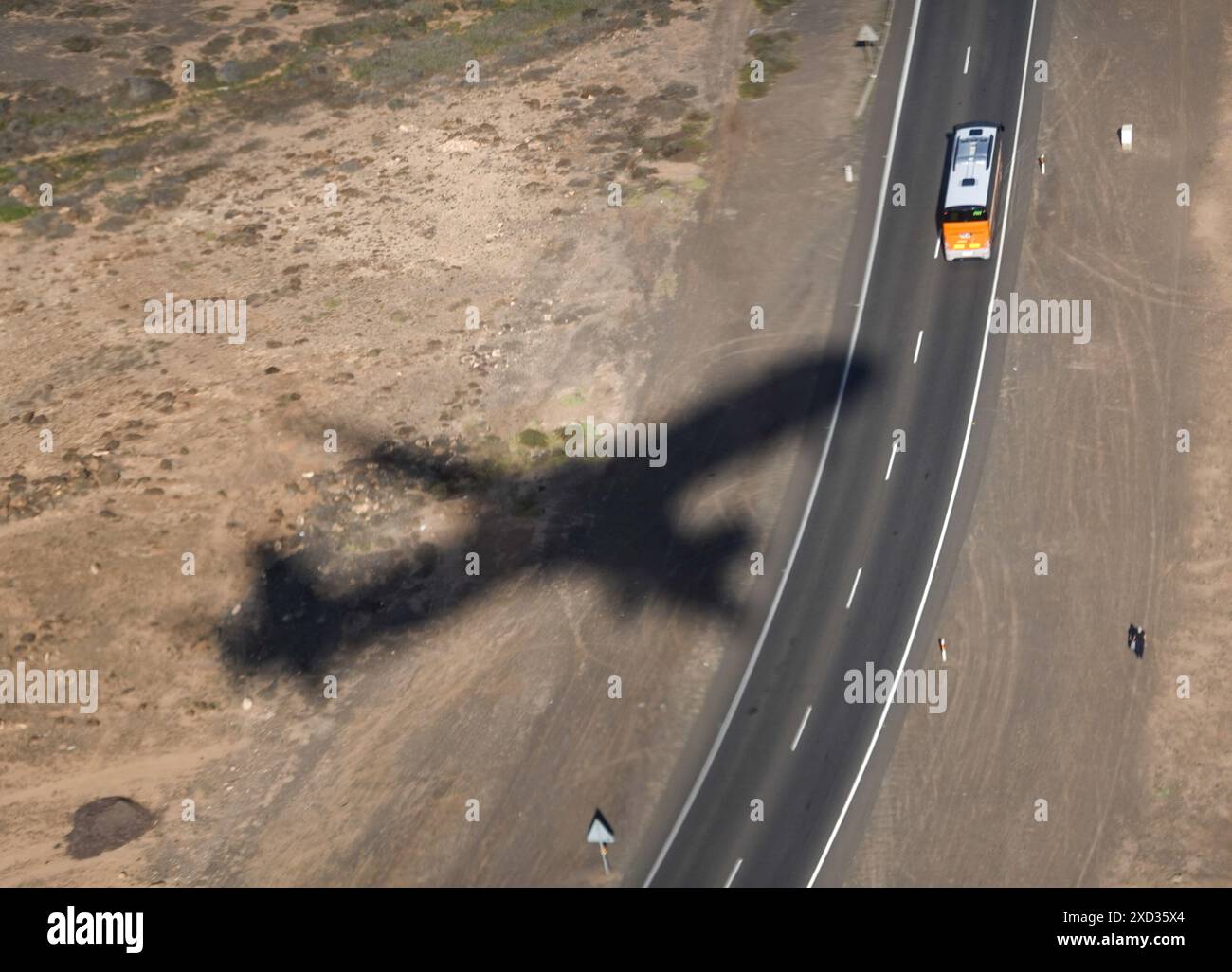 Puerto Del Rosario, Spanien. Januar 2024. Kurz vor der Landung auf der Insel Fuerteventura vor der Nordküste Afrikas überquert ein Flugzeug die Straße. Die zweitgrößte Insel der Kanarischen Inseln hat lange Sandstrände, bewegliche Sanddünen und viele Berge vulkanischen Ursprungs. Quelle: Soeren Stache/dpa/Alamy Live News Stockfoto