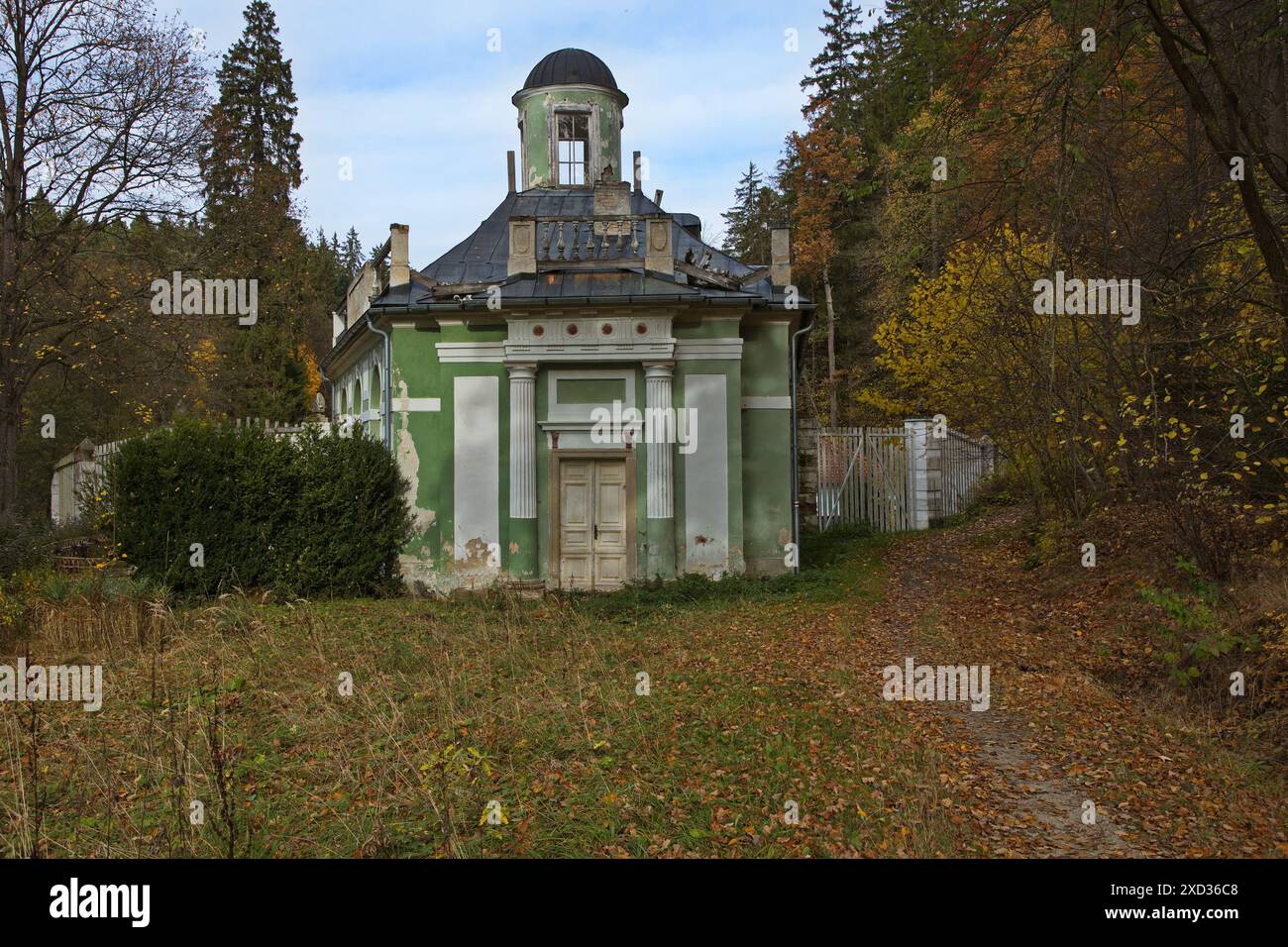 Historisches Gebäude 'Tereziiny laznicky' im öffentlichen Park 'Tercino udoli' in Nove Hrady in Südböhmen, Tschechien, Europa Stockfoto