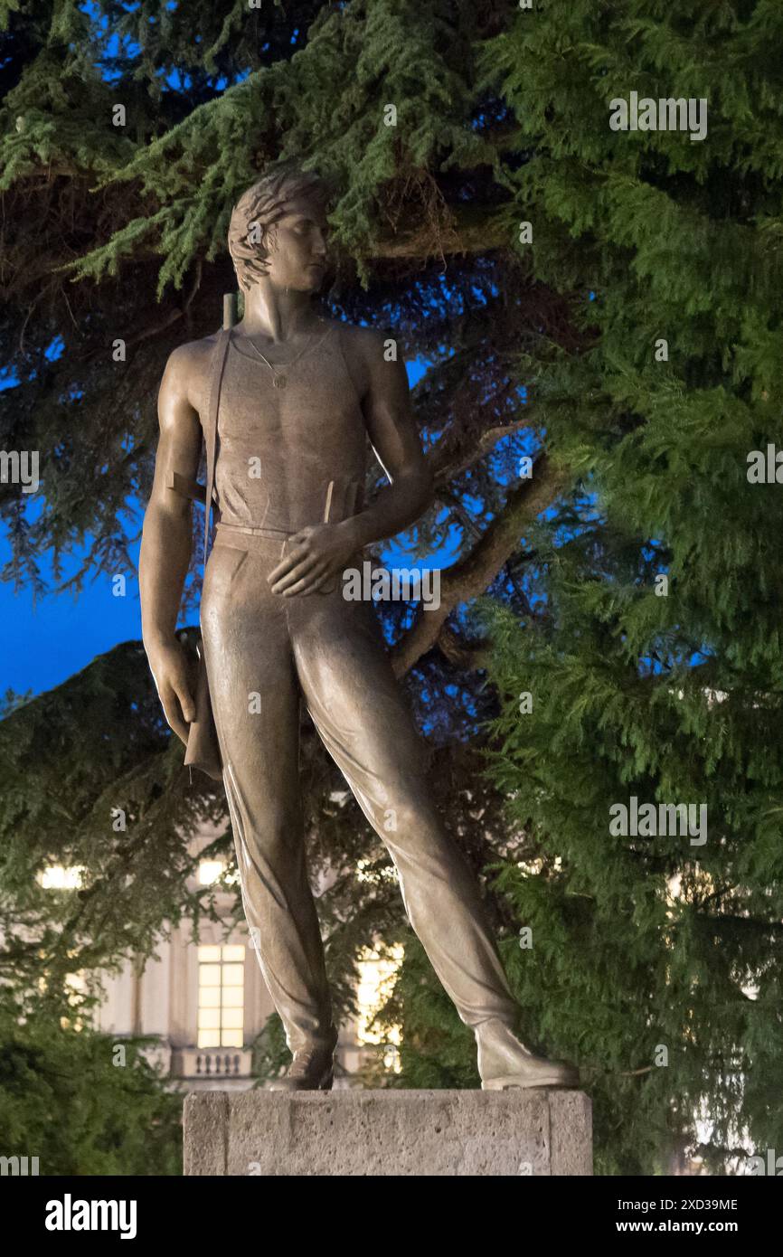 Monumento al Partigiano (Statue für gefallene Partisanen) von Mario Salazzari aus dem Jahr 1946 zum Gedenken an den ersten Jahrestag des Befreiungstages auf der Piazza Bra Stockfoto