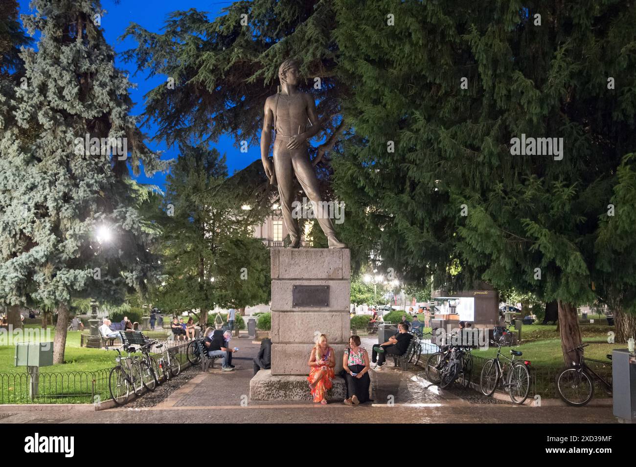 Monumento al Partigiano (Statue für gefallene Partisanen) von Mario Salazzari aus dem Jahr 1946 zum Gedenken an den ersten Jahrestag des Befreiungstages auf der Piazza Bra Stockfoto