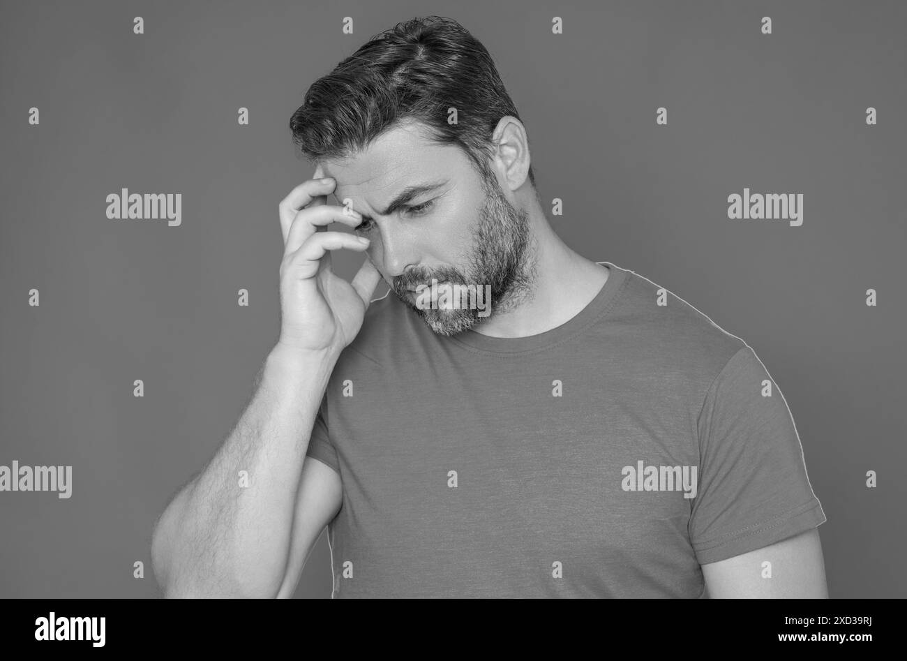 Porträt eines denkenden Mannes mit verwirrtem, verwirrtem Gesicht auf Studio-isoliertem Hintergrund. Männerdenken, nachdenklicher Ausdruck, nachdenkliches Gesicht. Zweifelhaftes Konzept Stockfoto