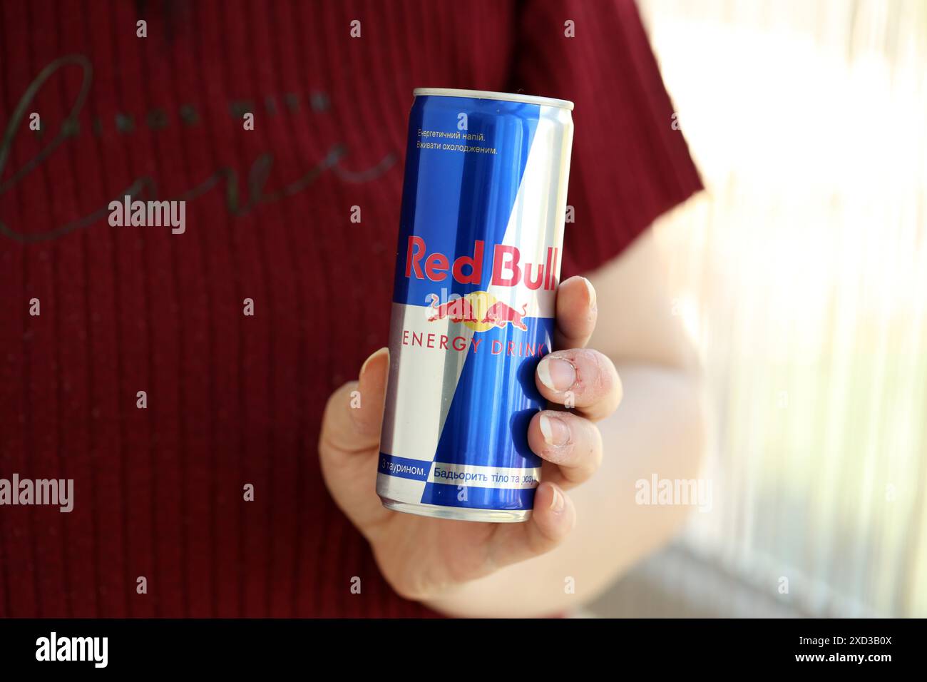 KIEW, UKRAINE - 20. APRIL 2024 Red Bull Original Drink in Aluminiumdose kann schließen Stockfoto