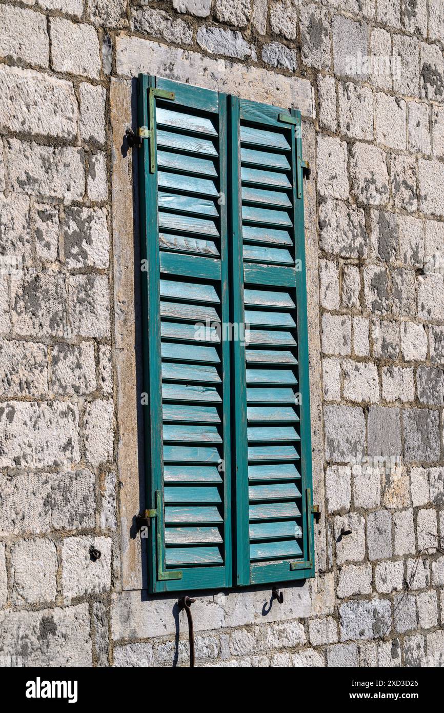 Grüne Fensterläden in Kotor, Montenegro Stockfoto